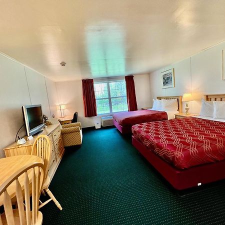 Rodeway Inn & Suites Brunswick Near Hwy 1 Bagian luar foto