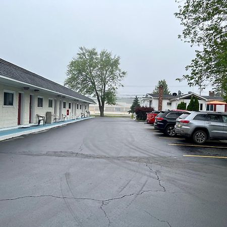 Rodeway Inn & Suites Brunswick Near Hwy 1 Bagian luar foto