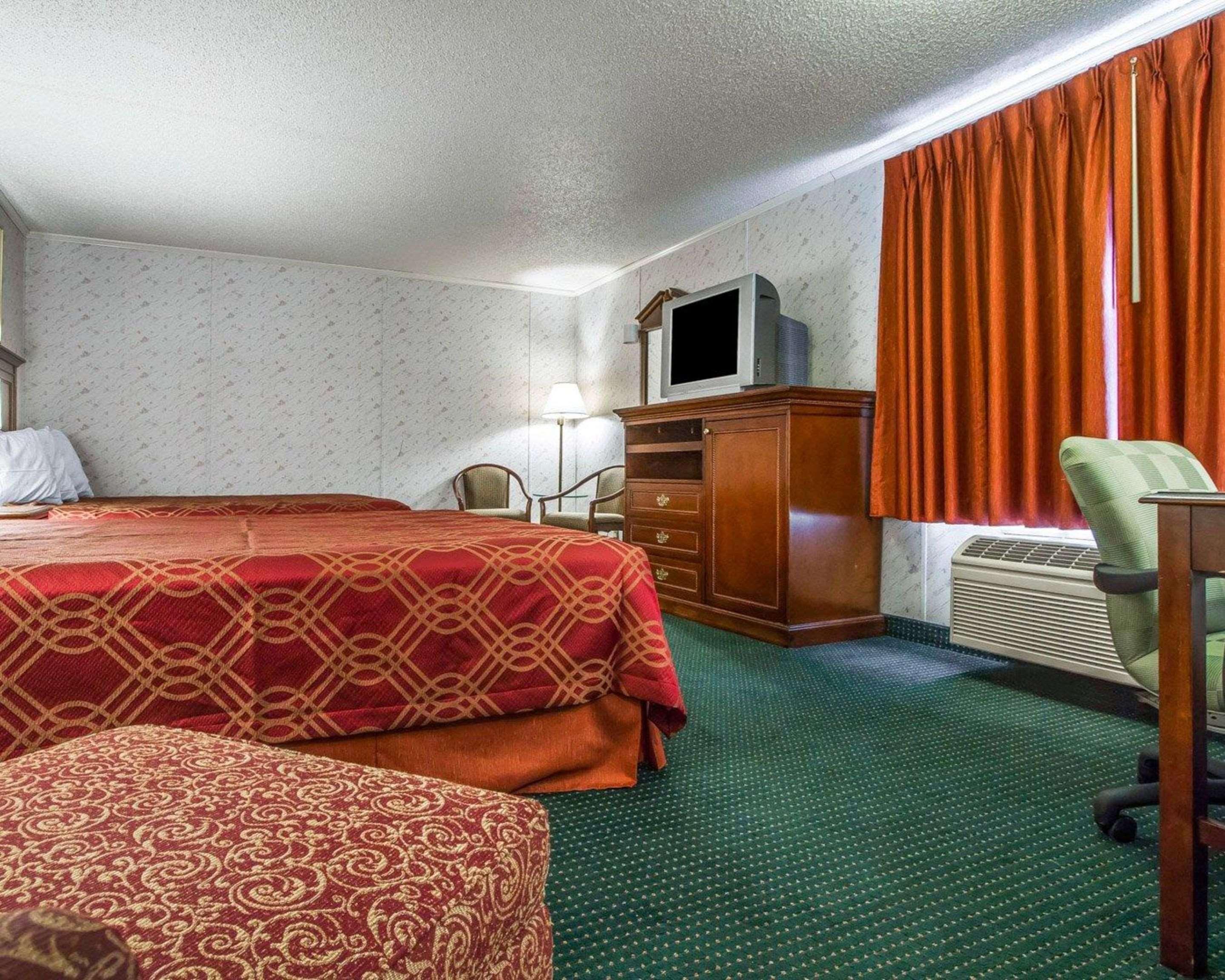 Rodeway Inn & Suites Brunswick Near Hwy 1 Bagian luar foto