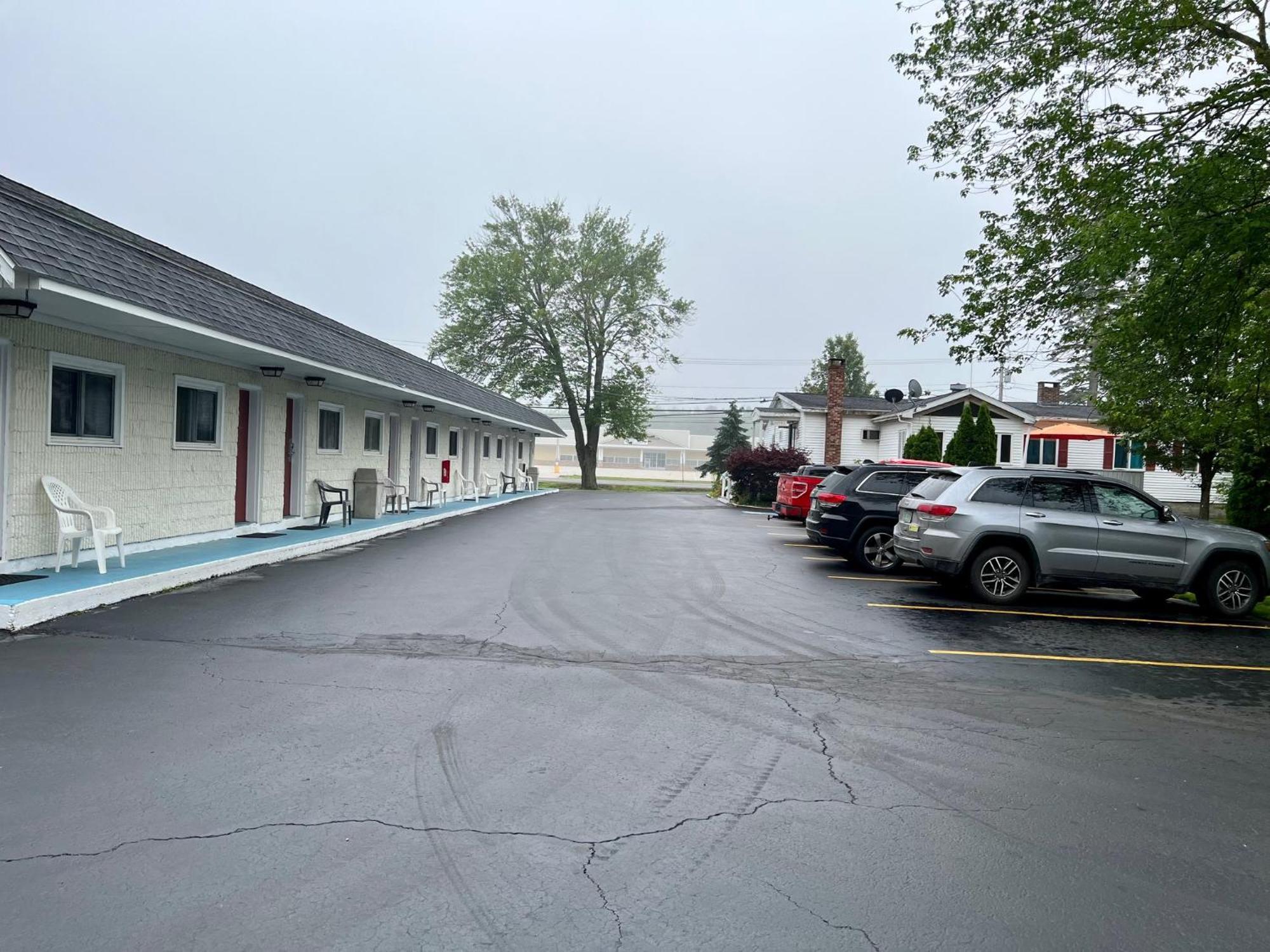 Rodeway Inn & Suites Brunswick Near Hwy 1 Bagian luar foto