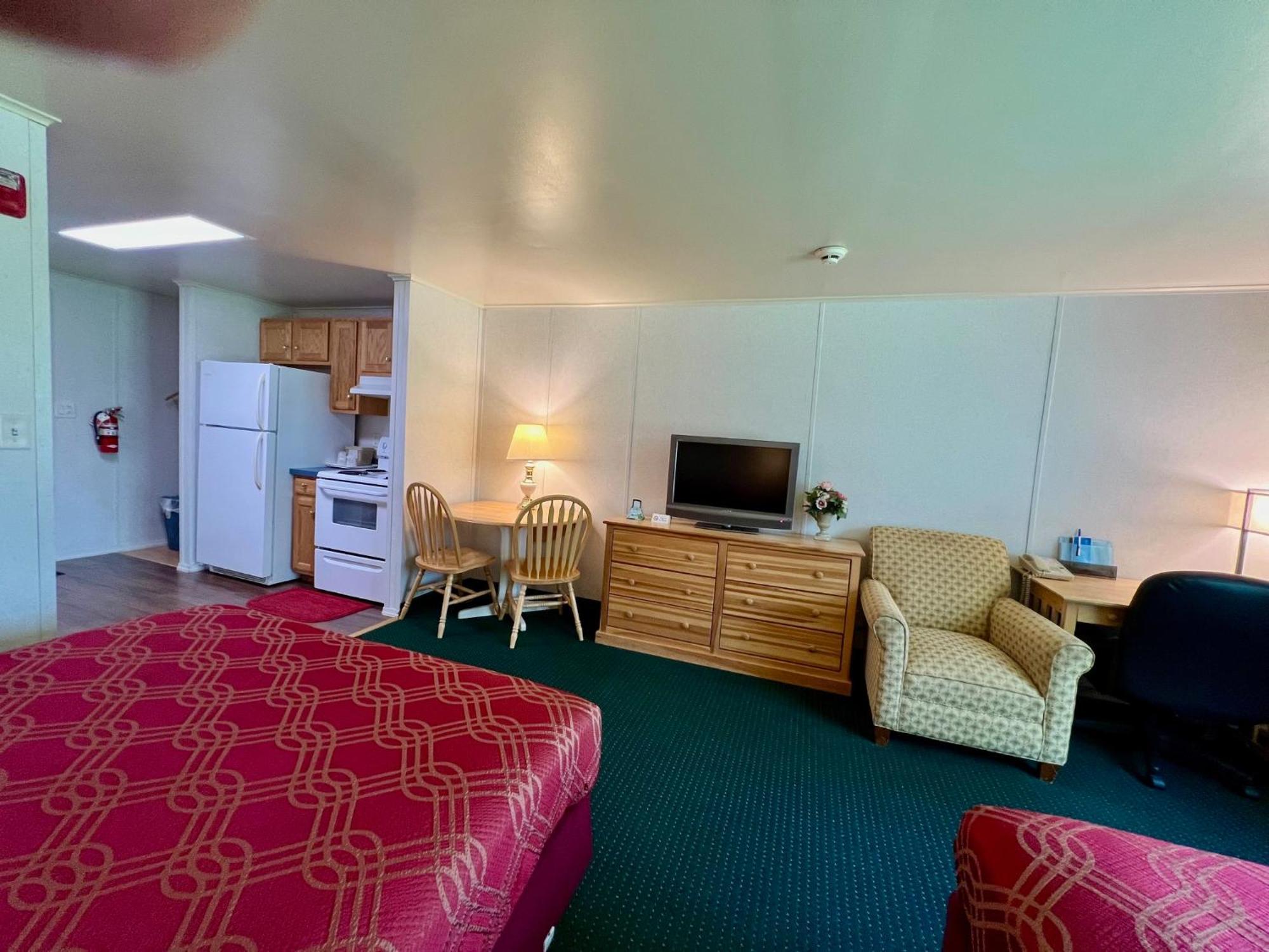 Rodeway Inn & Suites Brunswick Near Hwy 1 Bagian luar foto