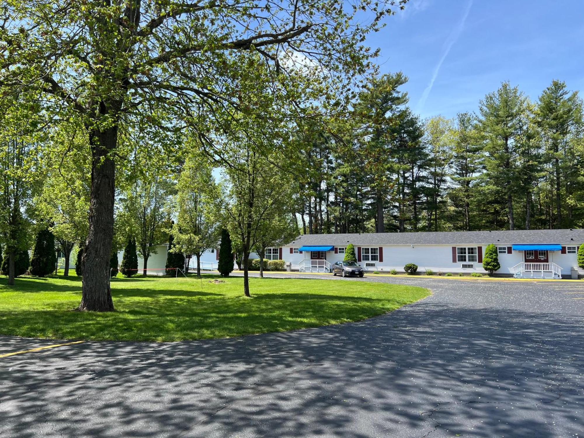 Rodeway Inn & Suites Brunswick Near Hwy 1 Bagian luar foto