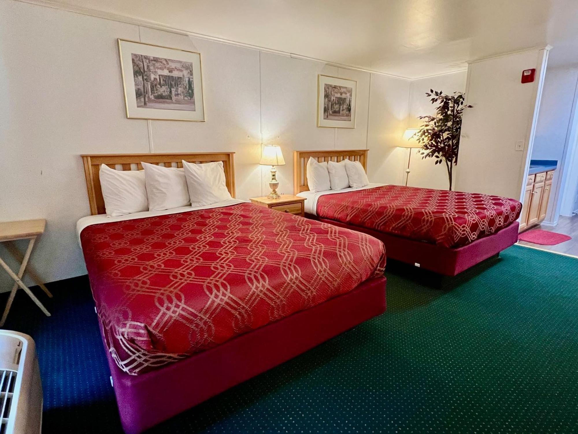 Rodeway Inn & Suites Brunswick Near Hwy 1 Bagian luar foto