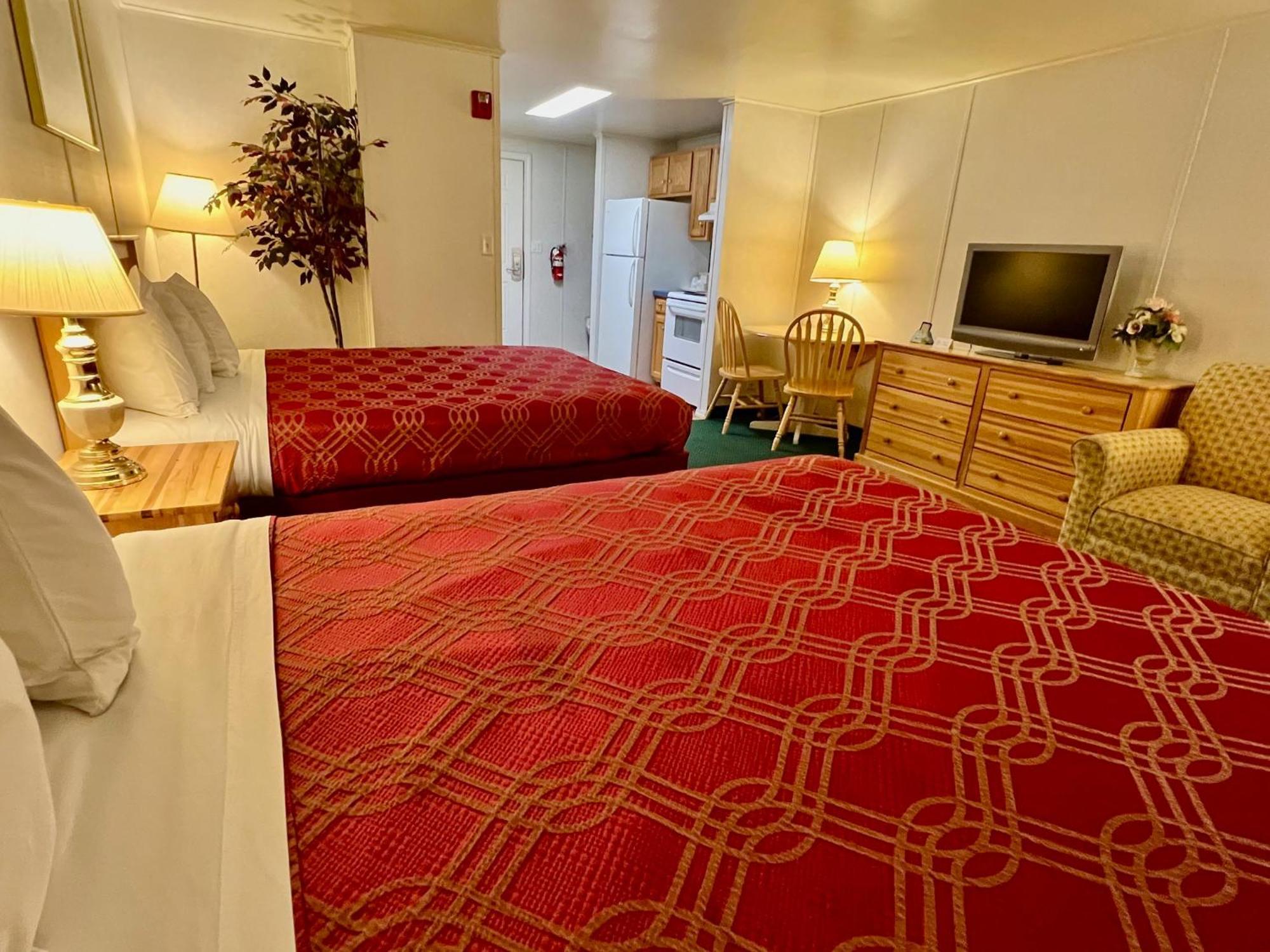 Rodeway Inn & Suites Brunswick Near Hwy 1 Bagian luar foto