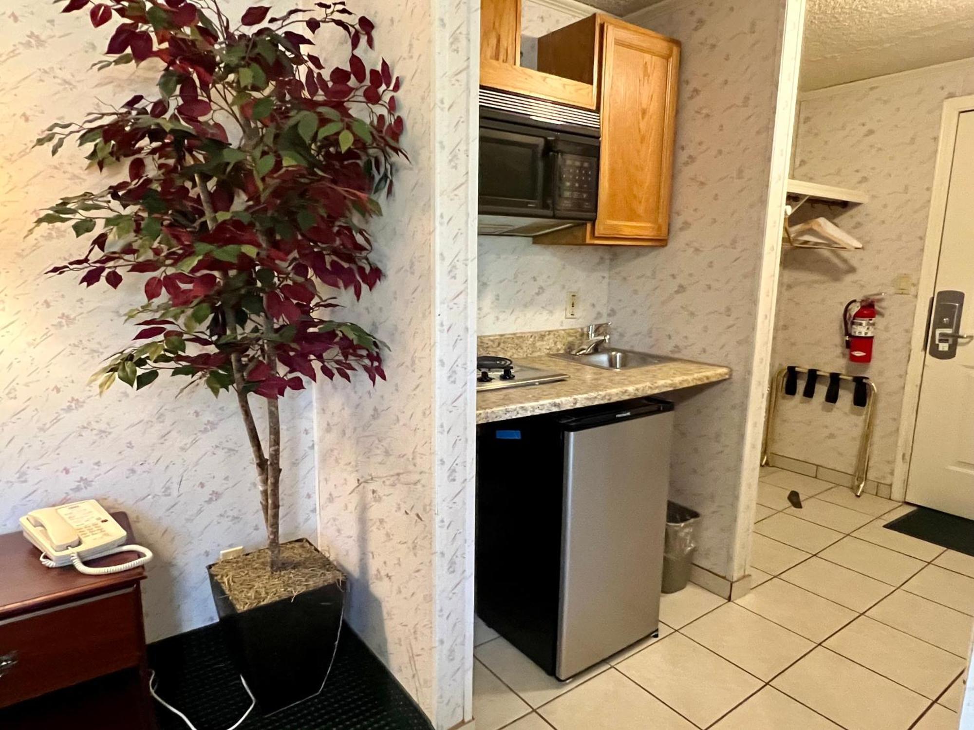 Rodeway Inn & Suites Brunswick Near Hwy 1 Bagian luar foto