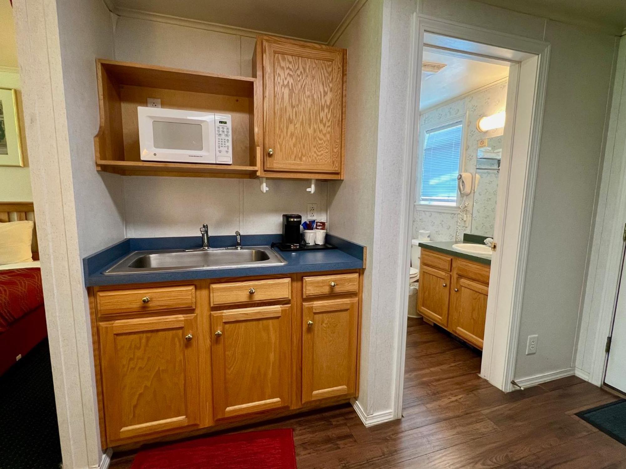 Rodeway Inn & Suites Brunswick Near Hwy 1 Bagian luar foto