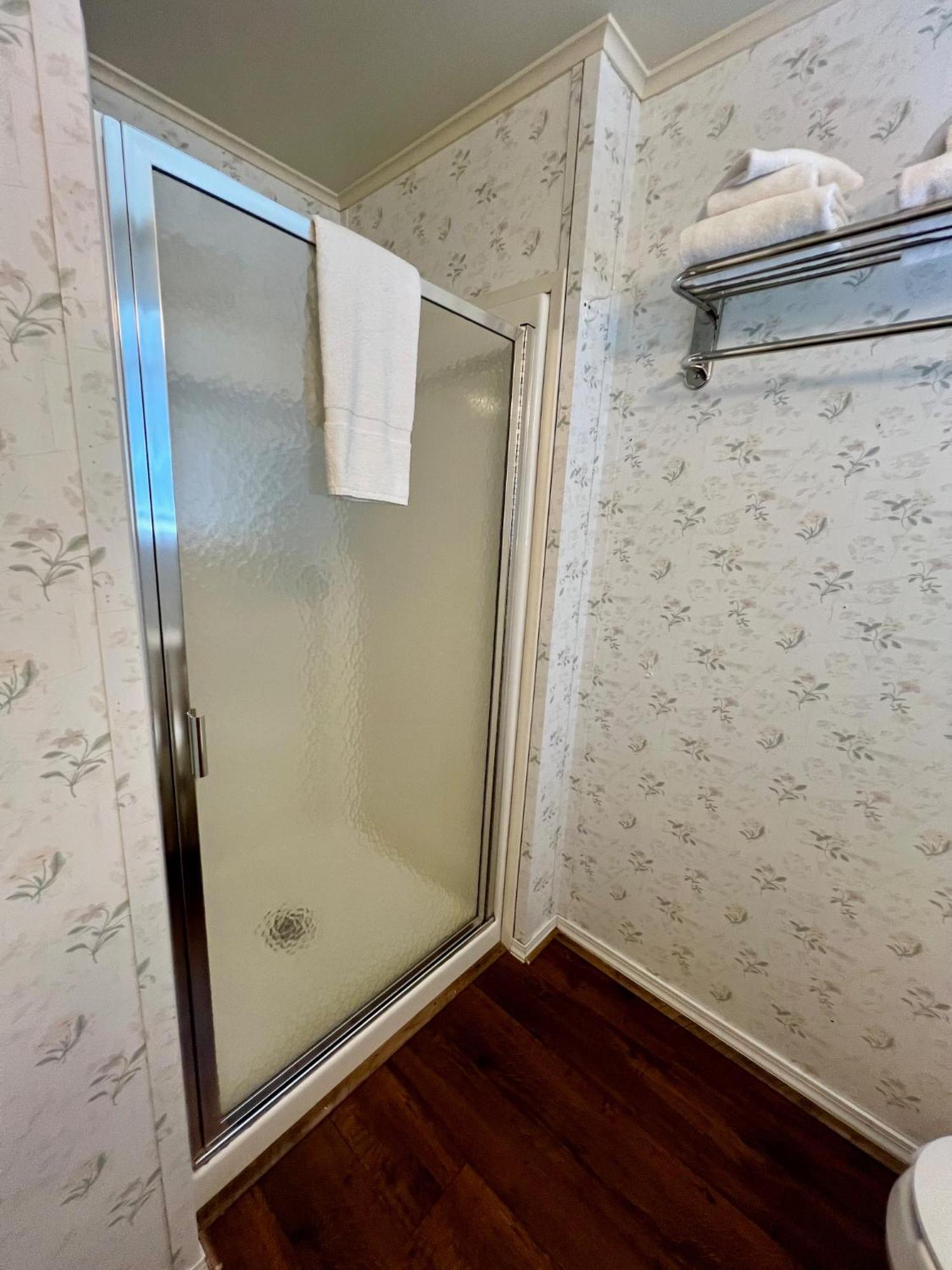 Rodeway Inn & Suites Brunswick Near Hwy 1 Bagian luar foto