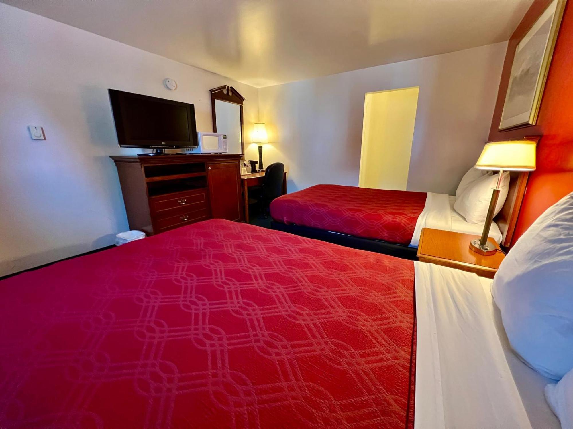 Rodeway Inn & Suites Brunswick Near Hwy 1 Bagian luar foto