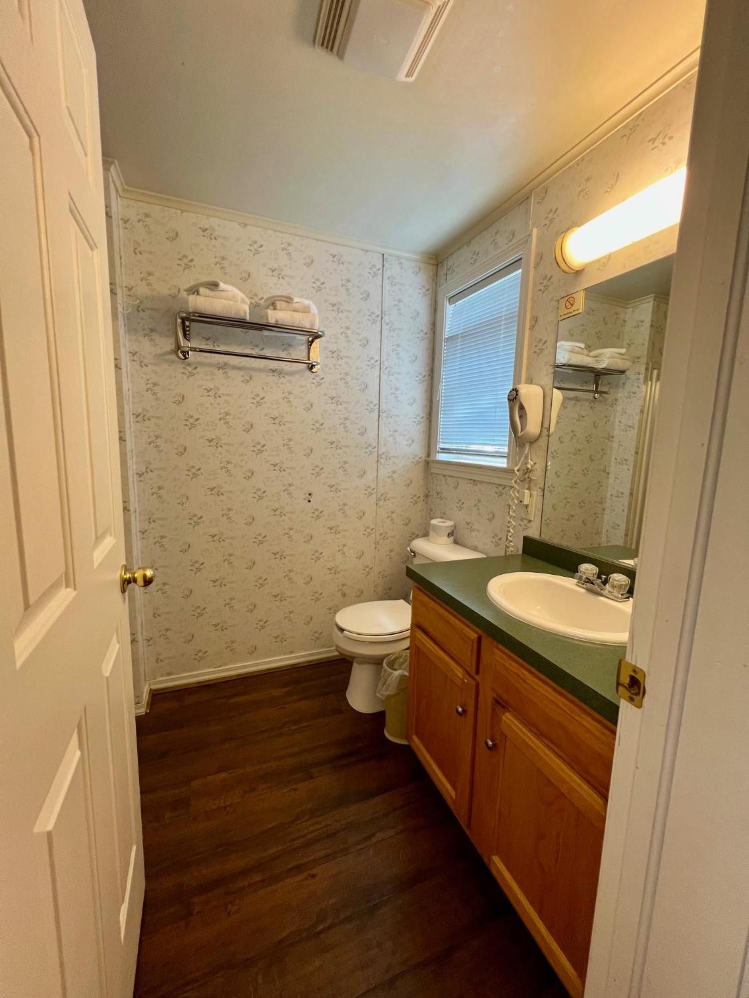 Rodeway Inn & Suites Brunswick Near Hwy 1 Bagian luar foto