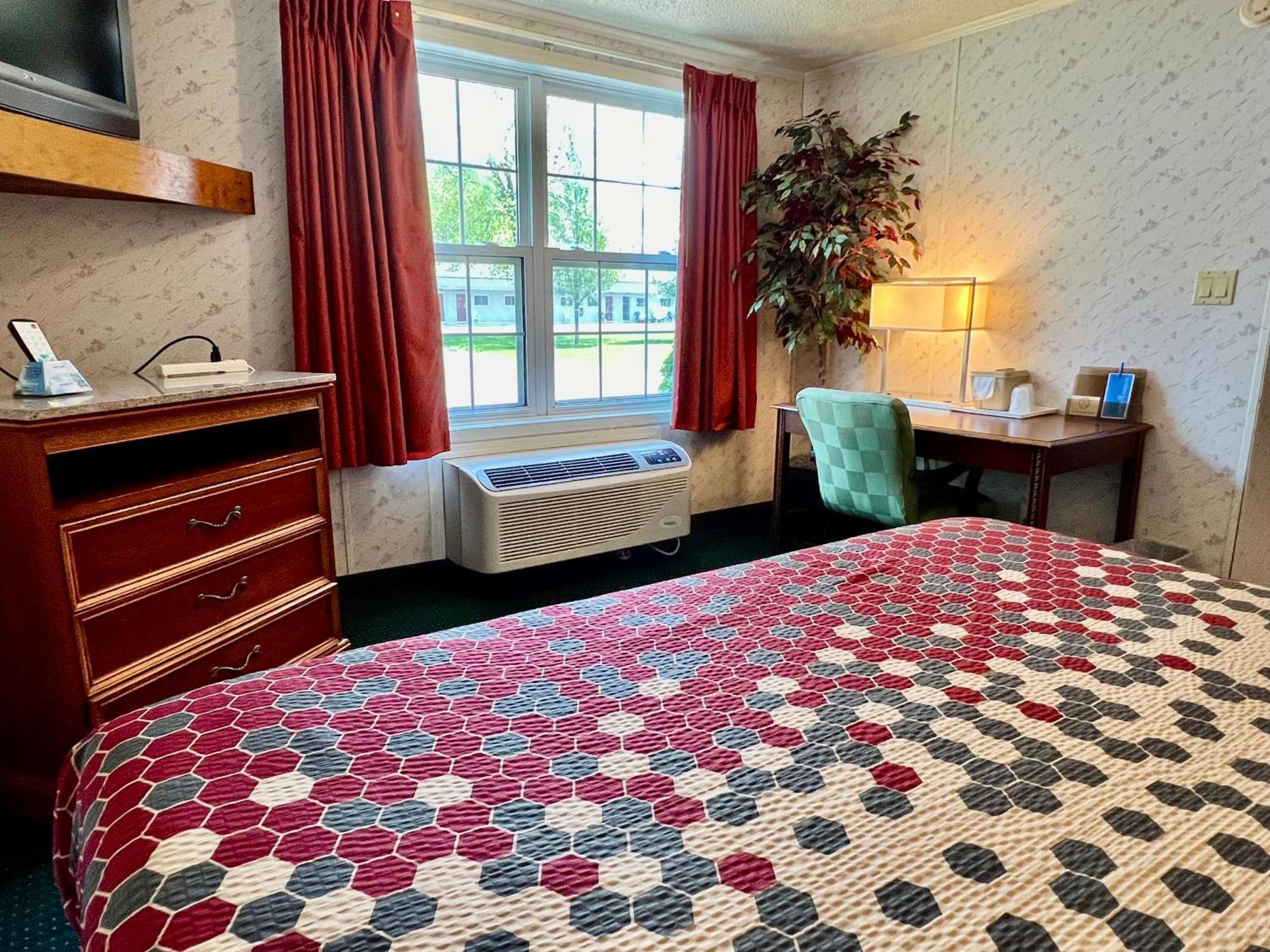 Rodeway Inn & Suites Brunswick Near Hwy 1 Bagian luar foto